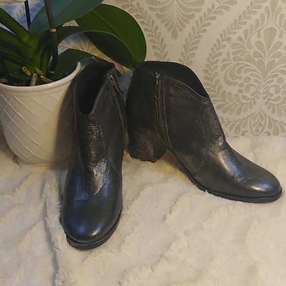 NWOB Frye Grey Metallic Ankle Boots Size 6 - Picture 4 of 6